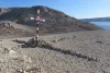 PAG Pravoslavni križ na spomen-obilježju žrtvama ustaških logora u uvali Slana netko obojao u hrvatska obilježja s prvim bijelim poljem