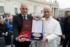 Splitsko - dalmatinski župan se fotografirao s Papom: "Darovao mu simbol Sinjske alke i medalju svetog Jeronima"