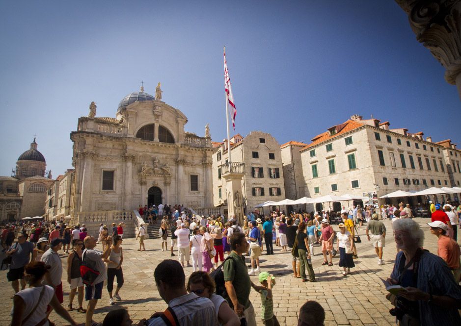 Po tisuću kuna kazne za dvoje nedolično odjevenih u Dubrovniku