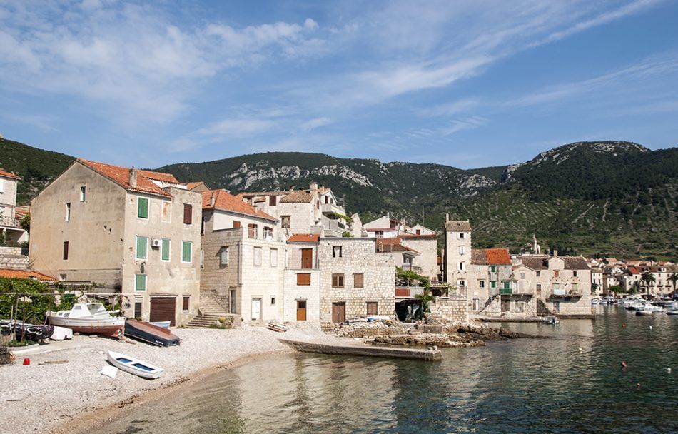 Turistkinji u Komiži pao kamen na glavu - Hitno je prebačena u KBC Split
