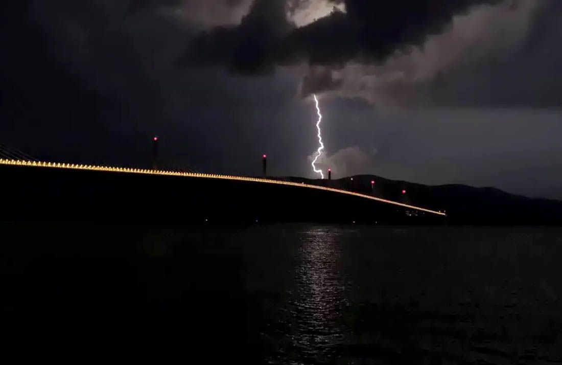Kod Pelješkog mosta udario grom i uzrokovao požar