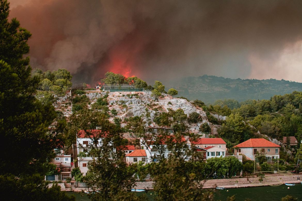 VELIKI POŽAR KOD ŠIBENIKA: Opožarena površina veća je od jednog hrvatskog otoka