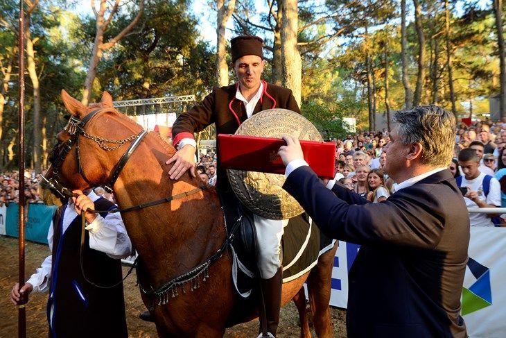 VIDEO: 47. Trka na prstenac, bliski susret Milanovića i Zena