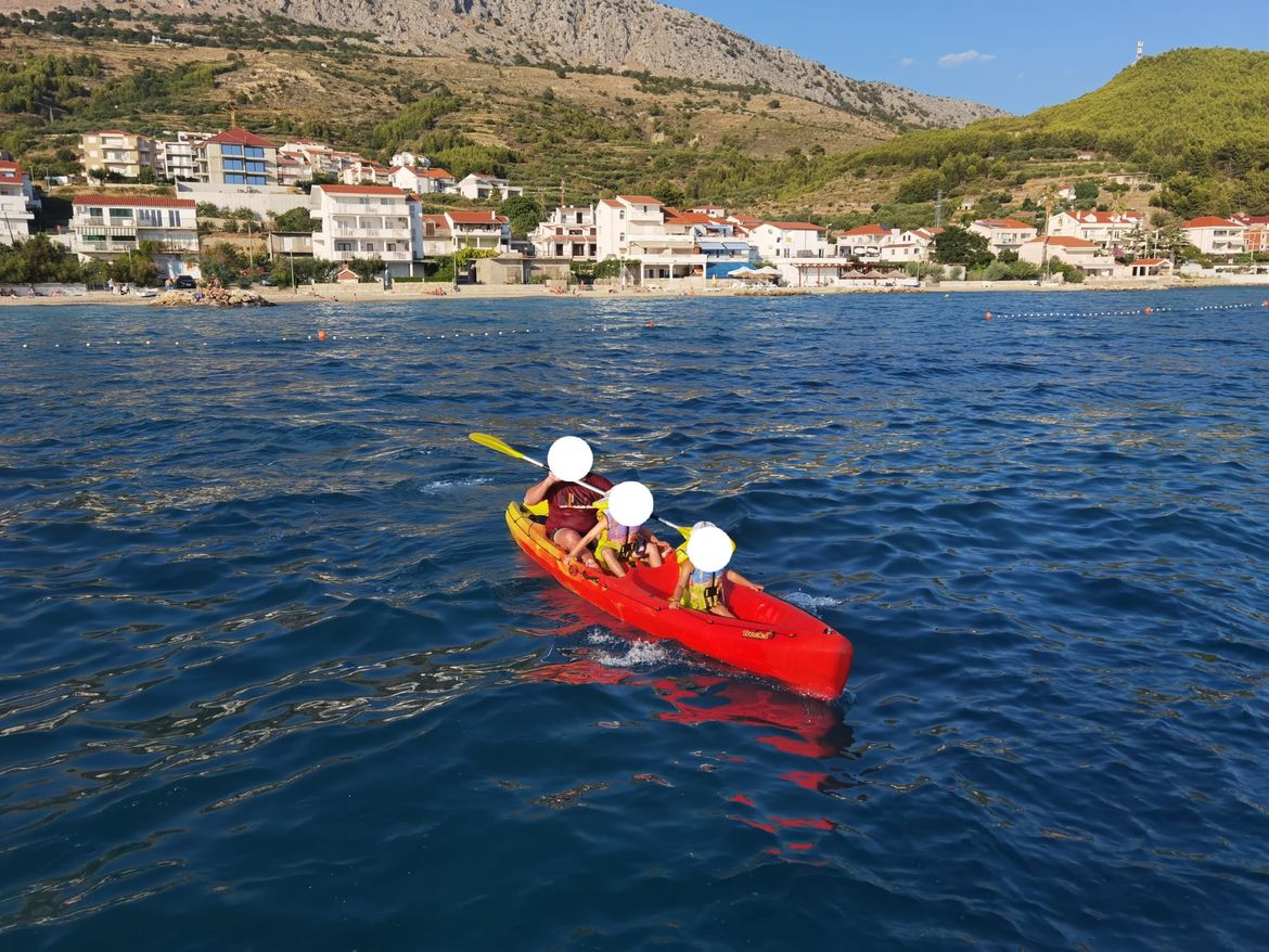 Otac s dvoje male djece veslao kajakom iz Postira prema Dugom Ratu! Nije uspio, pa ih spašavao HGSS