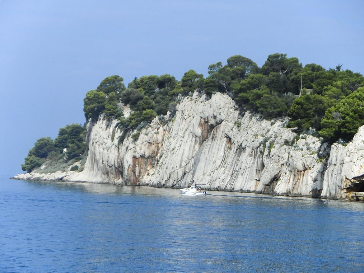 FOTO Spašavali par koji je zapeo na divljoj plaži