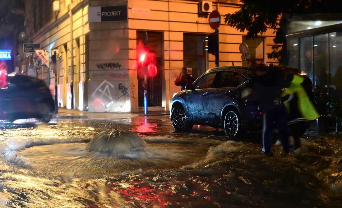 TRAGEDIJA U RIJECI Muškarac poginuo u bujici, voda prodrla u zgradu policije i gimnaziju