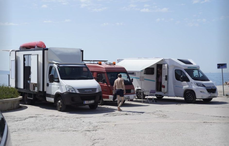 Kamperi po splitskim plažama blokiraju pristup nemoćnima: "Koštaju 200 tisuća eura, a nemaju 50 eura za kamp!"