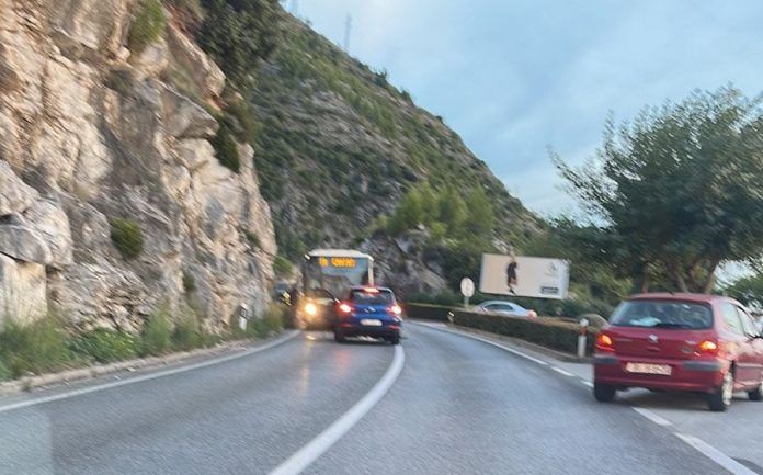 Jedna osoba poginula u sudaru prigradskog autobusa i automobila kod Dubrovnika