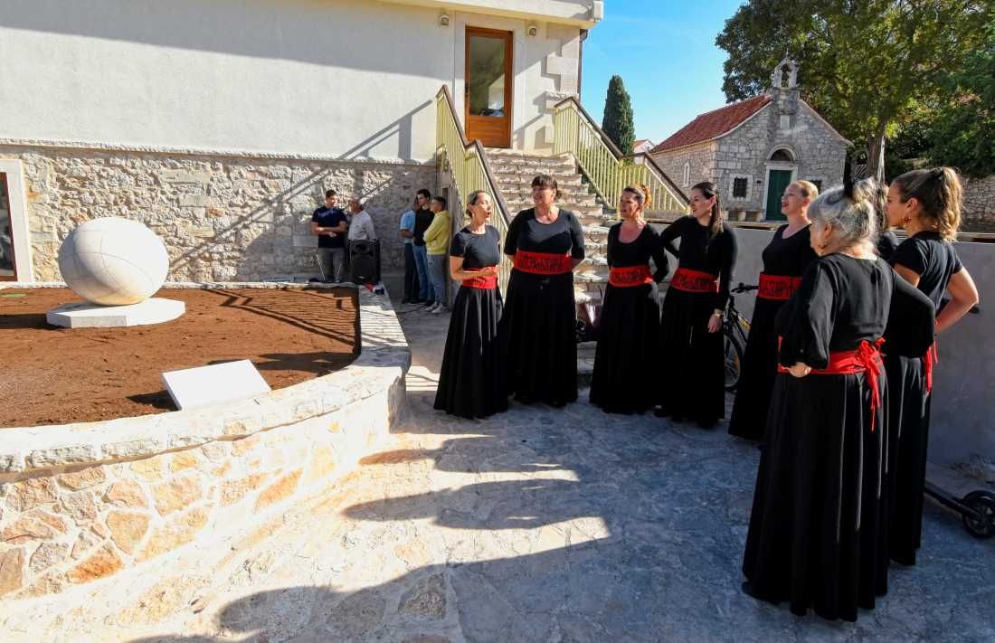 FOTO U Sutivanu na Braču otvoren jedinstven spomenik boćanju