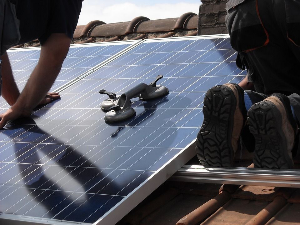 Puljanin postavlja solarne panele - Privatna firma riješila sve u deset dana, a na HEP čeka više od šest mjeseci