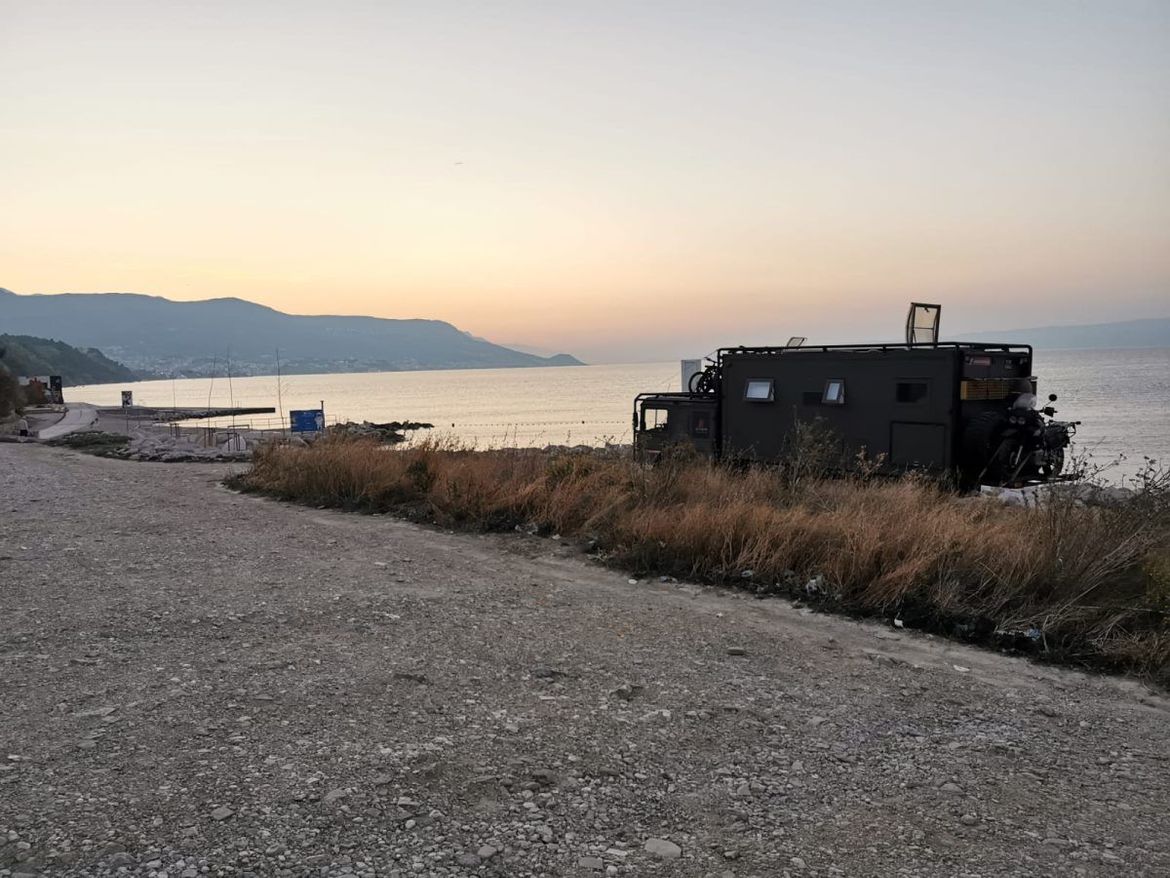 Poljaci u Split stigli besplatno kampirati i to oklopnim vozilom!