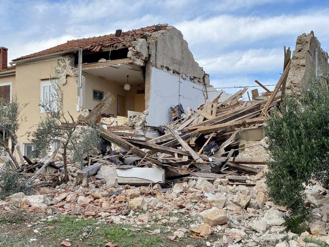 JE LI OVO NAPRAVILA PLINSKA BOCA? Jedna kuća u Preku do temelja uništena, a dvije većim dijelom!