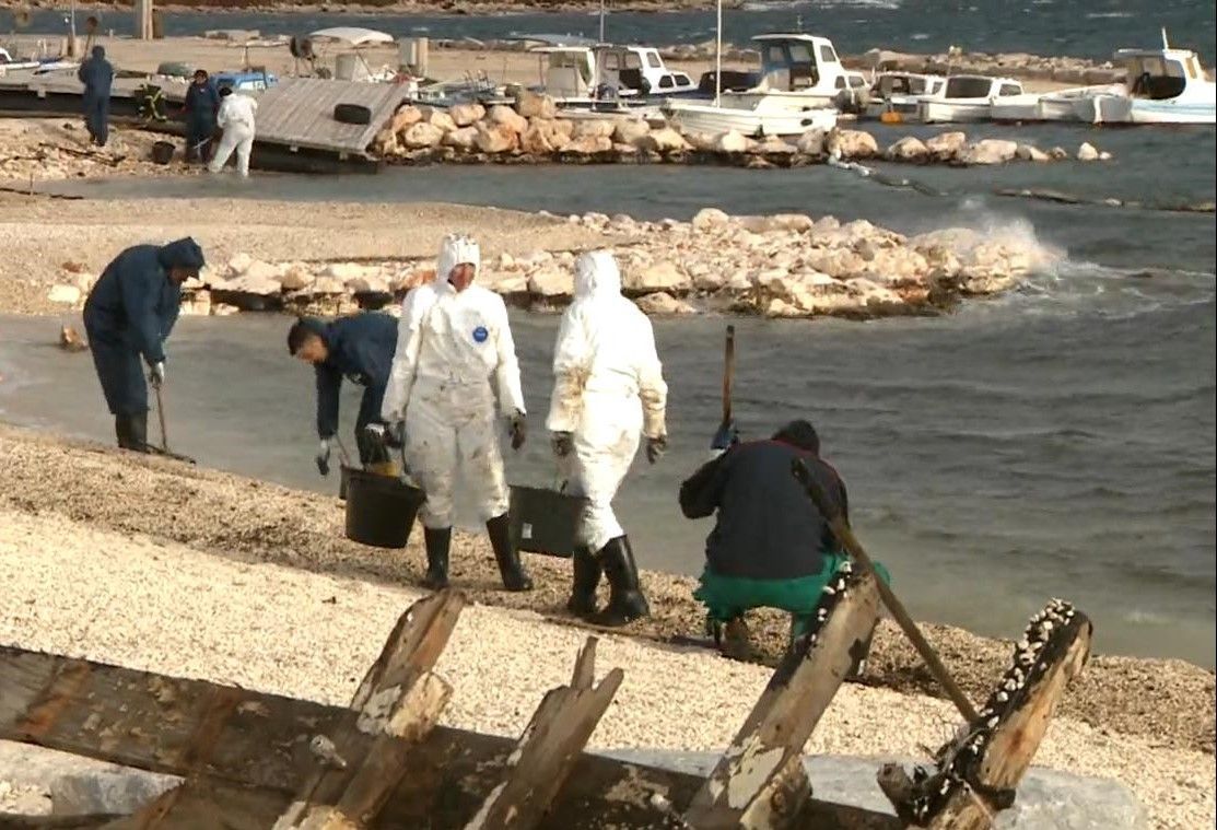 Vatrogasci iz cijele Istre po jakoj su buri četkama čistili stijene te uklanjali onečišćeni šljunak i raslinje s ližnjanske obale