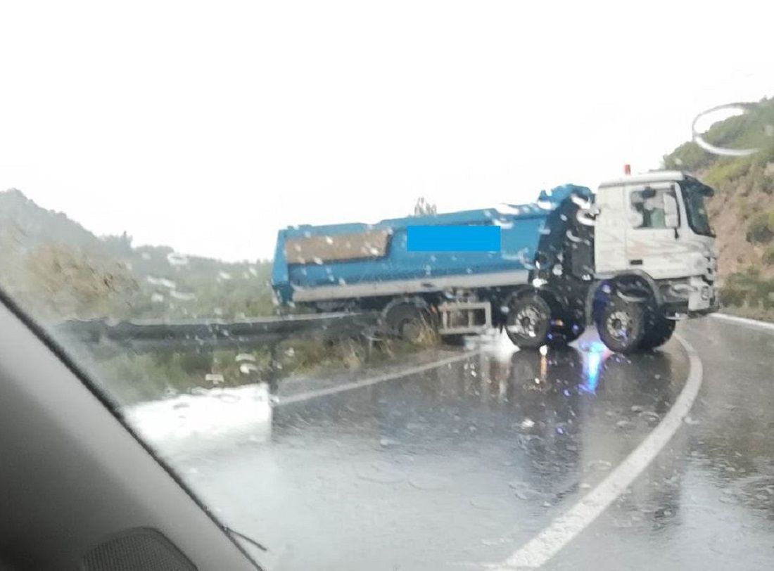 Teretnjak sletio s ceste kod Makarske