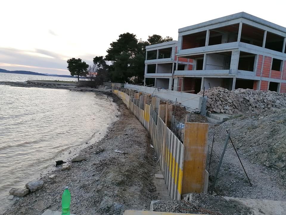 RUŠITI I NAPLATITI MILIJUN KUNA! Hoće li ova divljačka gradnja u moru Sukošana biti primjer  drugima u primjeni novog Zakona?