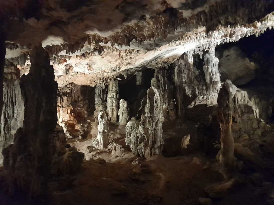ŠPILJE OTOKA HVARA Kulturno turistički vodič o dosad neotkrivenim znamenitostima