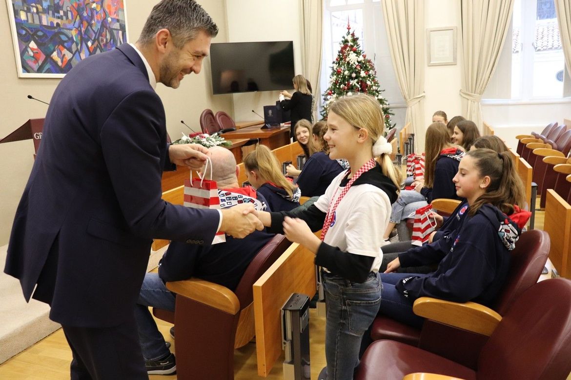 Mlade dubrovačke vaterpolistkinje na prijemu kod gradonačelnika povodom osvajanja prvenstva Hrvatske