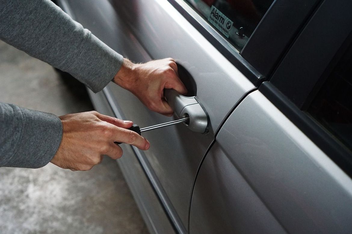 Makedonac i Hrvat ukrali automobil u Supetru, pa pokrali alat iz skladišta