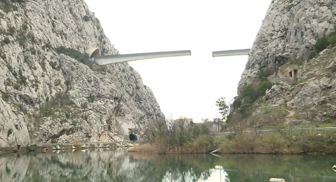 Omiški most nejednakih visina -Visinska razlika dvaju dijelova vidljiva i golim okom