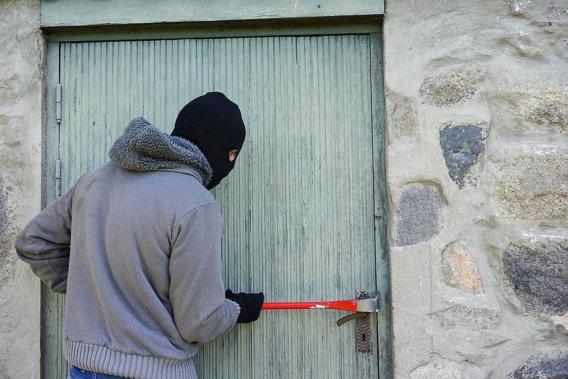 Čovjeku provalili u konobu i ukrali pršut i vino