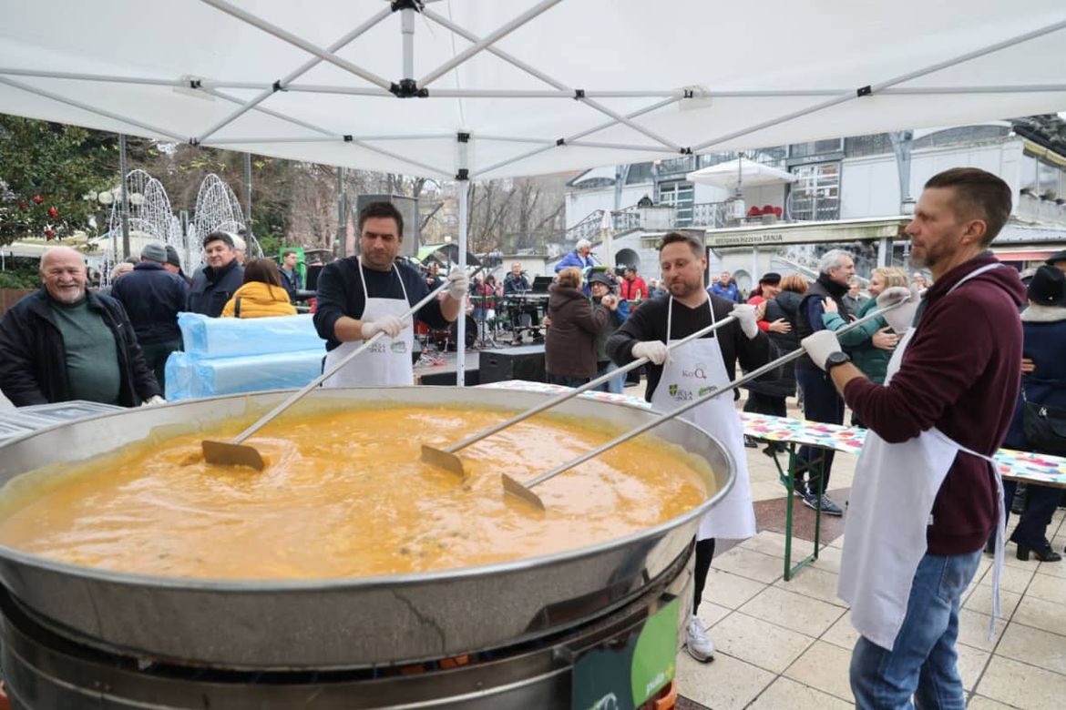 2023 JAJA: S Velike pulske padele građani dobili 400 porcija fritaje