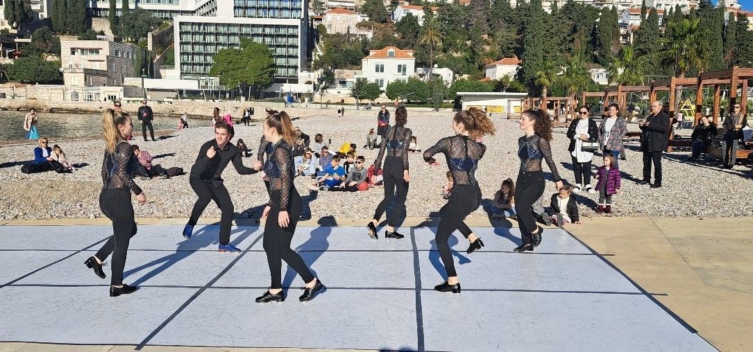 "Šarena zima u Uvali" Dubrovačkog zimskog festivala završila programom "Valja nam i za pas zađest'"