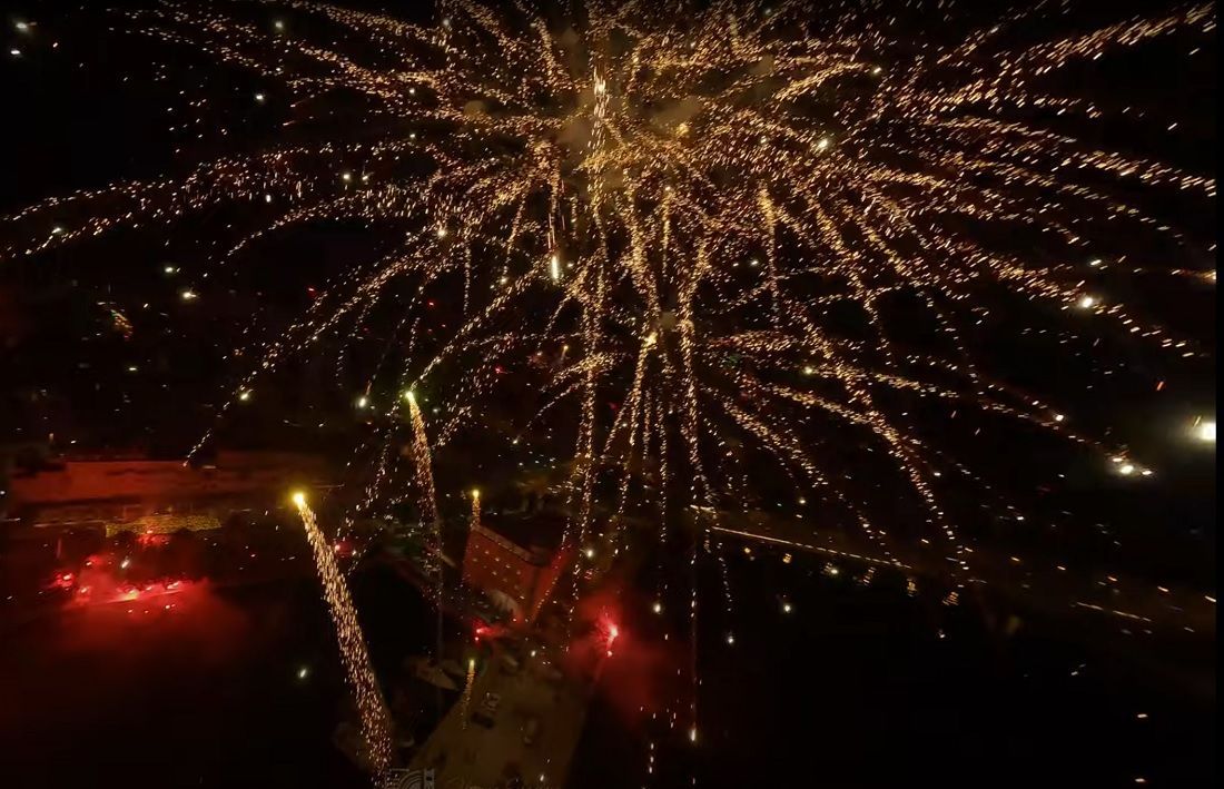 VIDEO Podigao dron i proletio kroz novogodišnji vatromet u Splitu