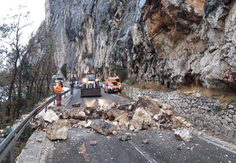 Kamene gromade pale na cestu Omiš - Radmanove mlinice