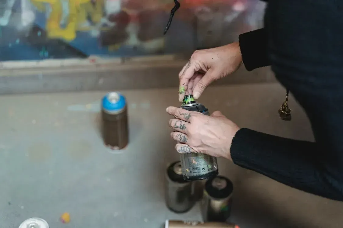 UNIŠTIO KULTURNO DOBRO Grafitima išarao Marmontovu ulicu u Splitu i napravio štetu od 2600 eura!