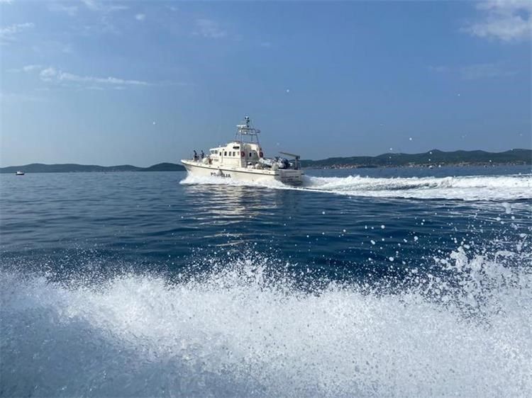 Pomorska policija s otoka Iža hitno prevezla pacijenta u zadarsku bolnicu