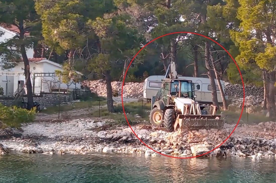VIDEO Uhvaćen dok razvaljuje obalu bagerom kod Šibenika!  Pokušao pobjeći kad je vidio kameru, stigla ga policija...