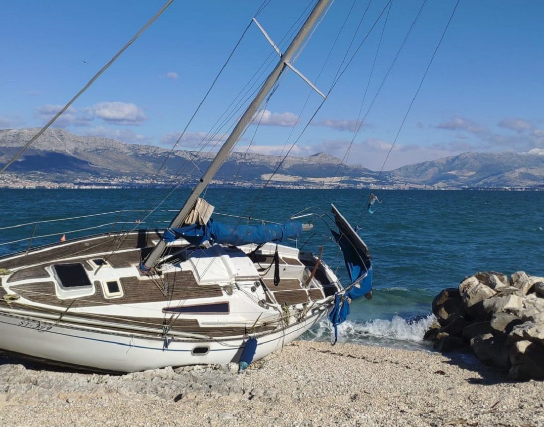 Orkanska bura odgurala jedrilicu preko cijelog Kaštelanskog zaljeva i završila na Čiovu!