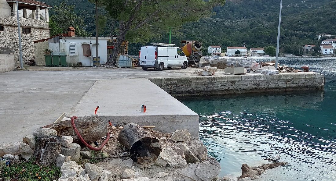 Na Mljetu nikla privatna riva - Lukavi "graditelj" iskoristio gradnju lokalne lučice, pa i svoje malo "uredio"...