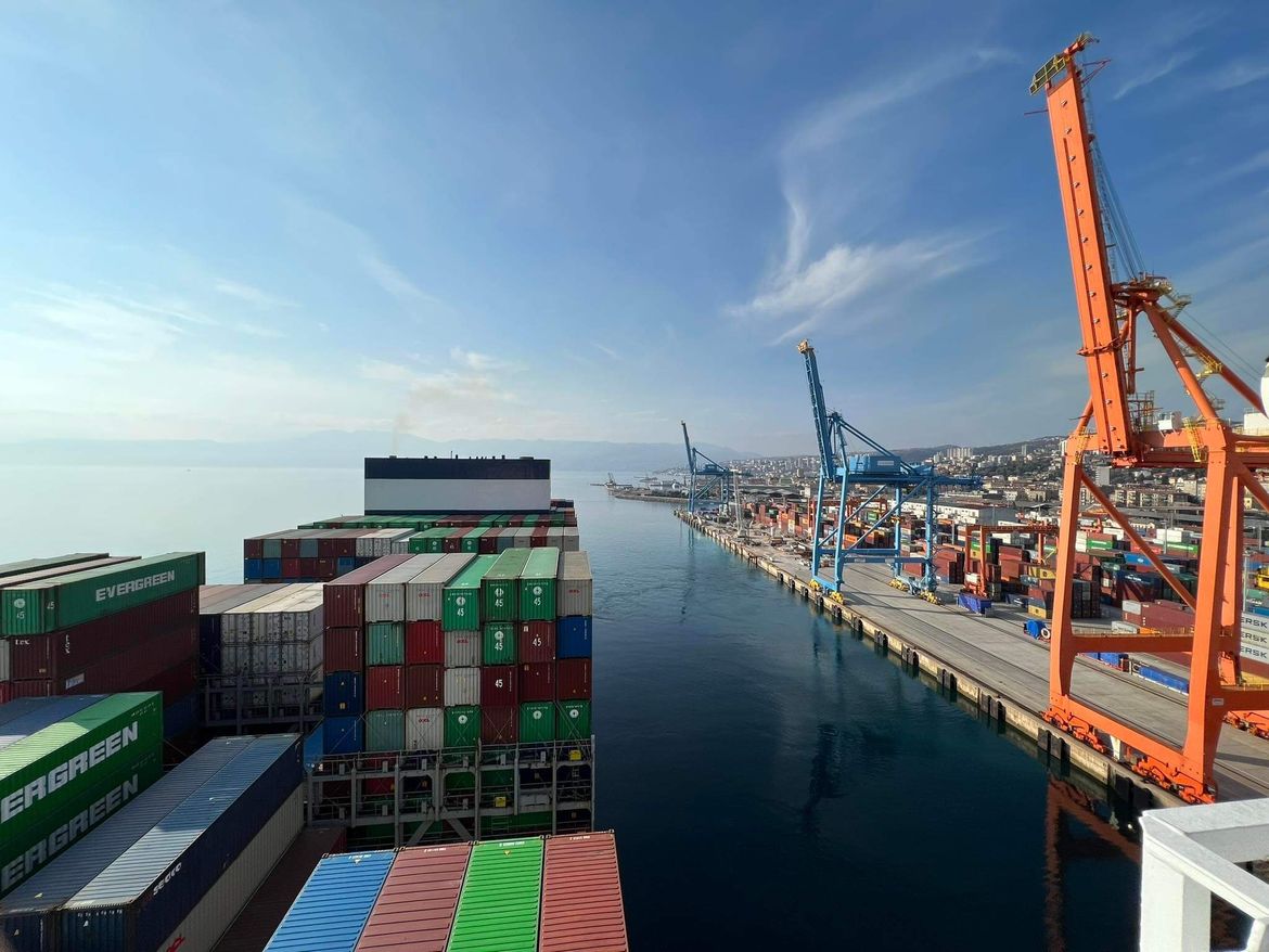 FOTO Pogled na Rijeku s kontejneraša čiju posadu čine većinom Hrvati i Crnogorci