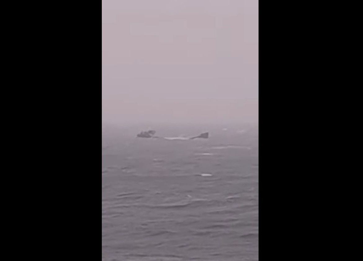 VIDEO Teretni brod se prepolovio i potonuo - Pronađeno tijelo člana posade