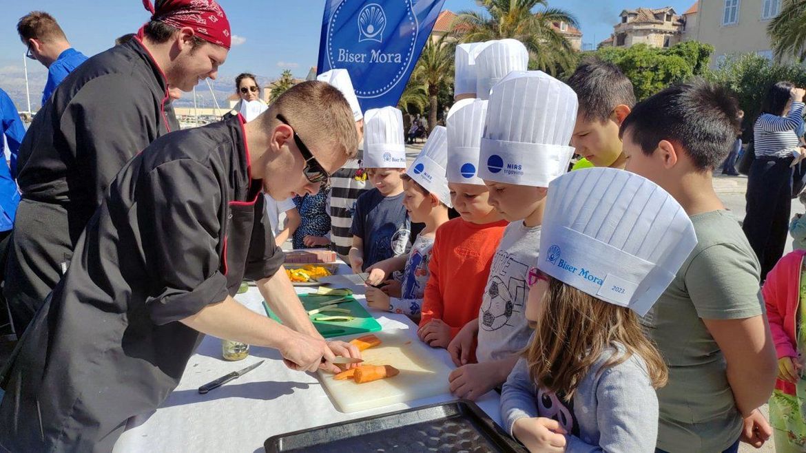 Mladi Bračani pripremali gregade, brudet i ribu u škartocu