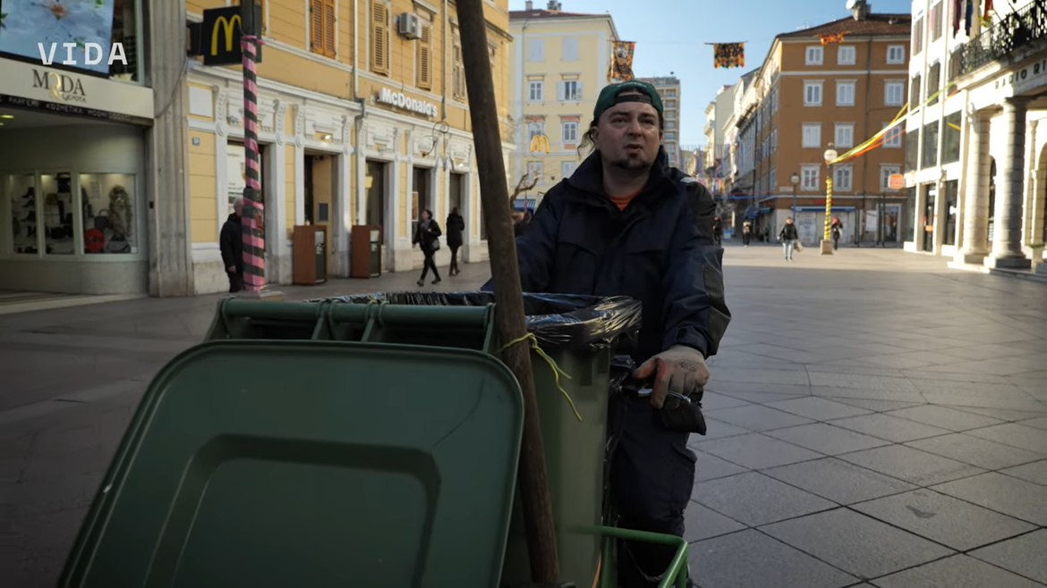 VIDEO Uvijek dobro raspoloženi Dejan već devet godina čisti riječki Korzo