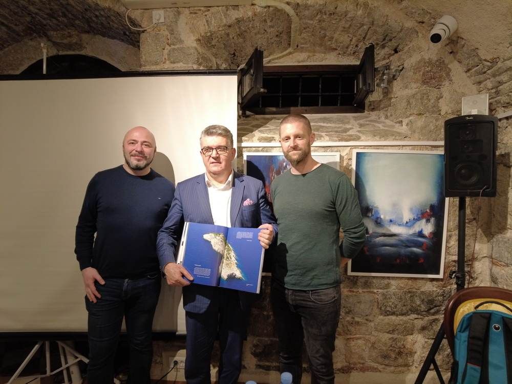 LEGENDE SVJETLA - U Kotoru predstavljena monografija i dokumentarni film o hrvatskim svjetionicima i svjetioničarima