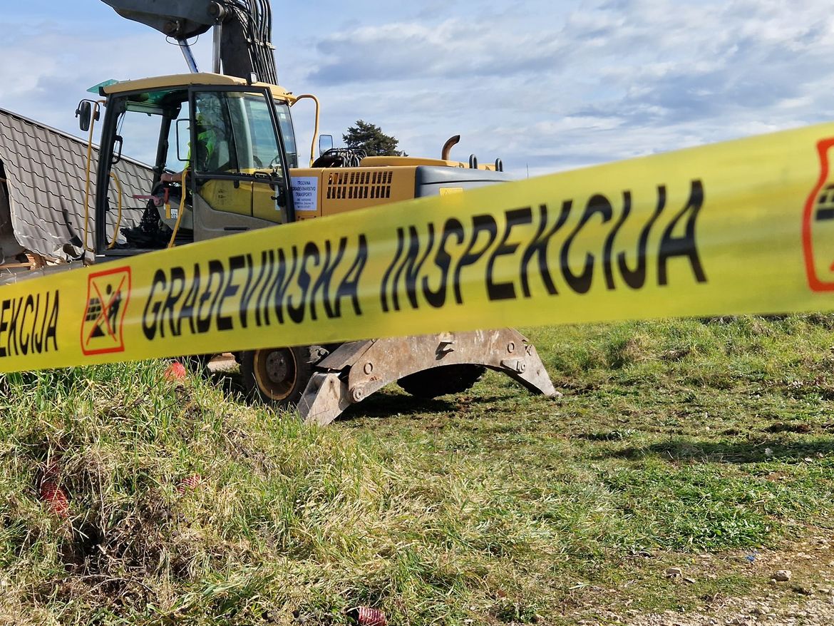 BAGERI STIŽU U DALMACIJU Kreće rušenje ilegalnih kuća uz more