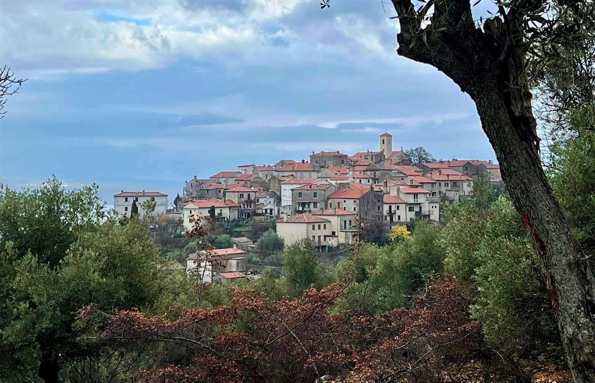 Kvarnersko mjesto na vrhu litice s 35 stanovnika i barem dvostruko više mačaka