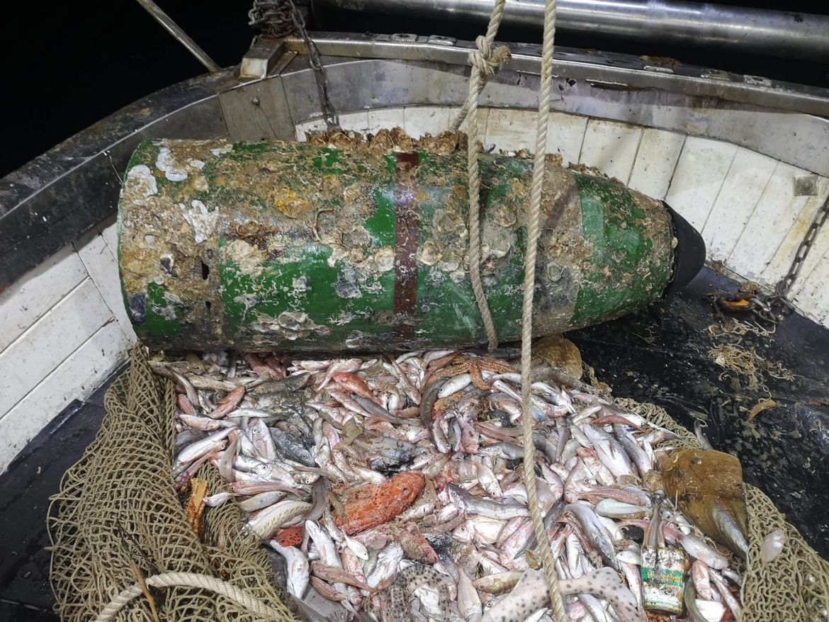 DOZNAJEMO Ribar kod Splita izvukao 300 kg težak neeksplodirani torpedo iz Domovinskog rata!