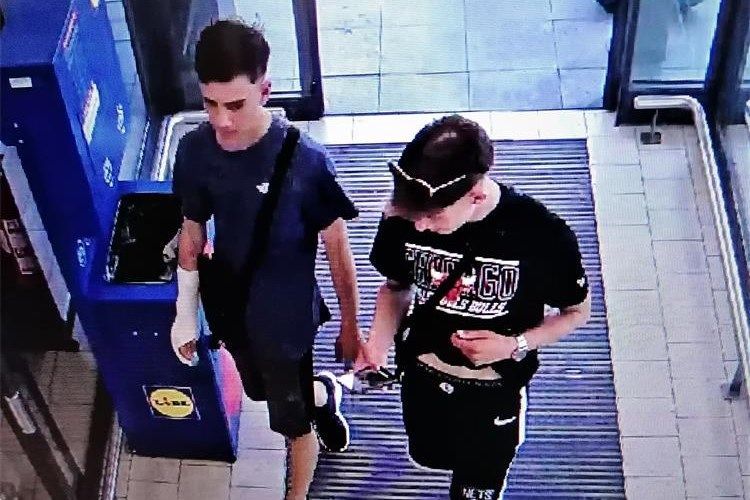 FOTO Ovu dvojicu traži policija zbog krađe električnog romobila u Novom Vinodolskom