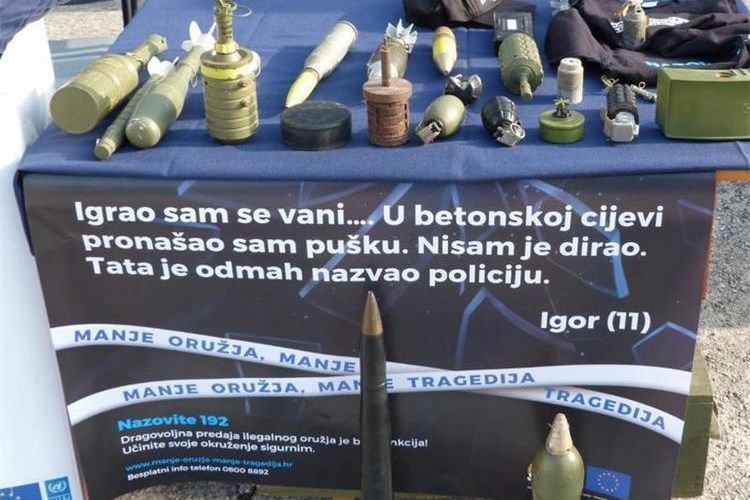 Na zadarskom području pronađena protupješačka mina, eksploziv, puške i razna streljiva