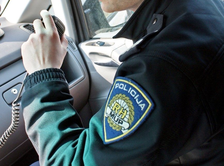 Zadranka nasrnula na policijske službenike udarajući ih rukama i nogama