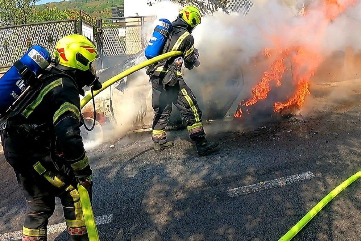 U Cresu izgorjeli automobili dvojice policajaca