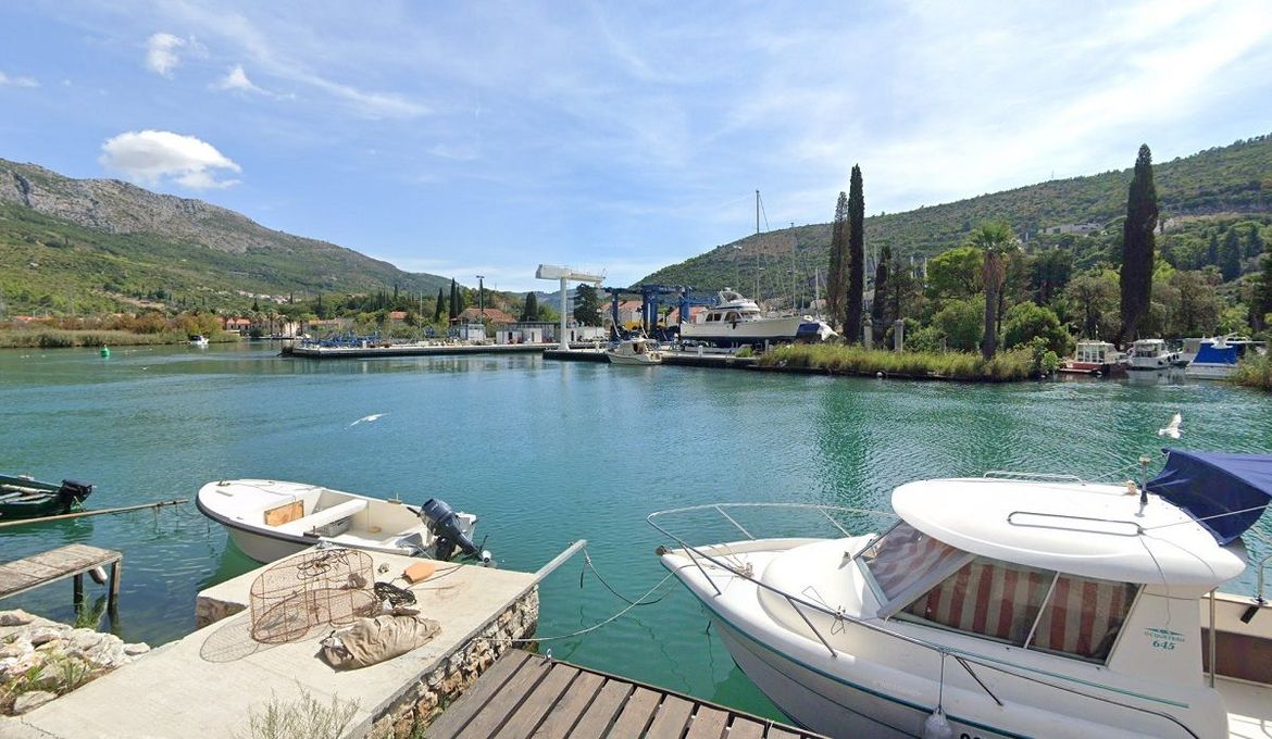 Policija uhitila tri osobe zbog krađe plovila u Rijeci dubrovačkoj!