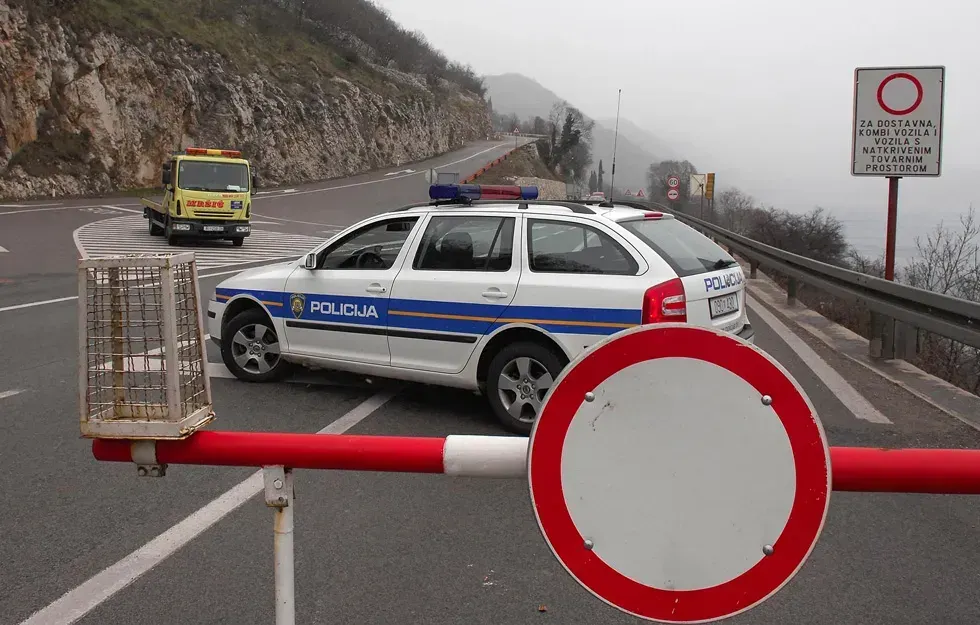 Njemica zaustavljena zbog bure, ali izvrijeđala policajce i nastavila vožnju