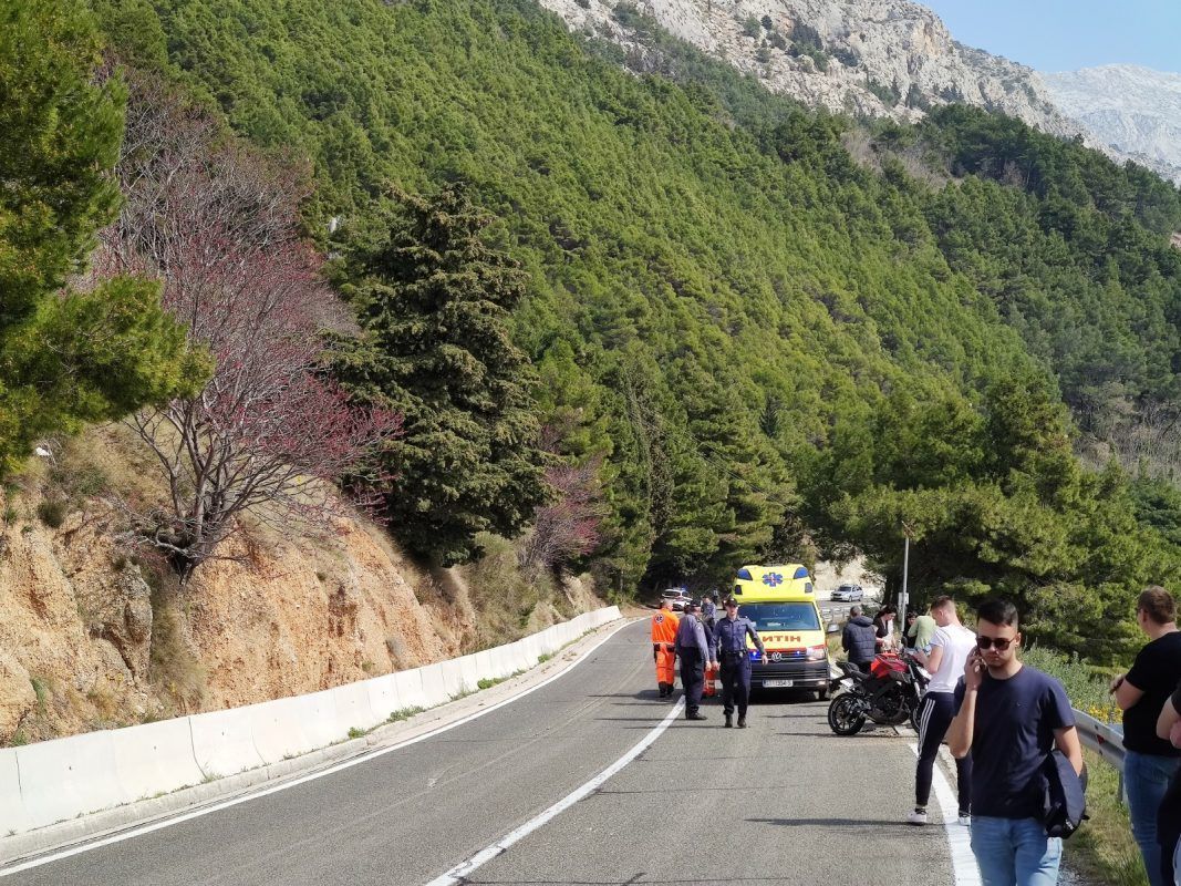 PROMETNA U BRELIMA Automobil se prevrnuo na krov
