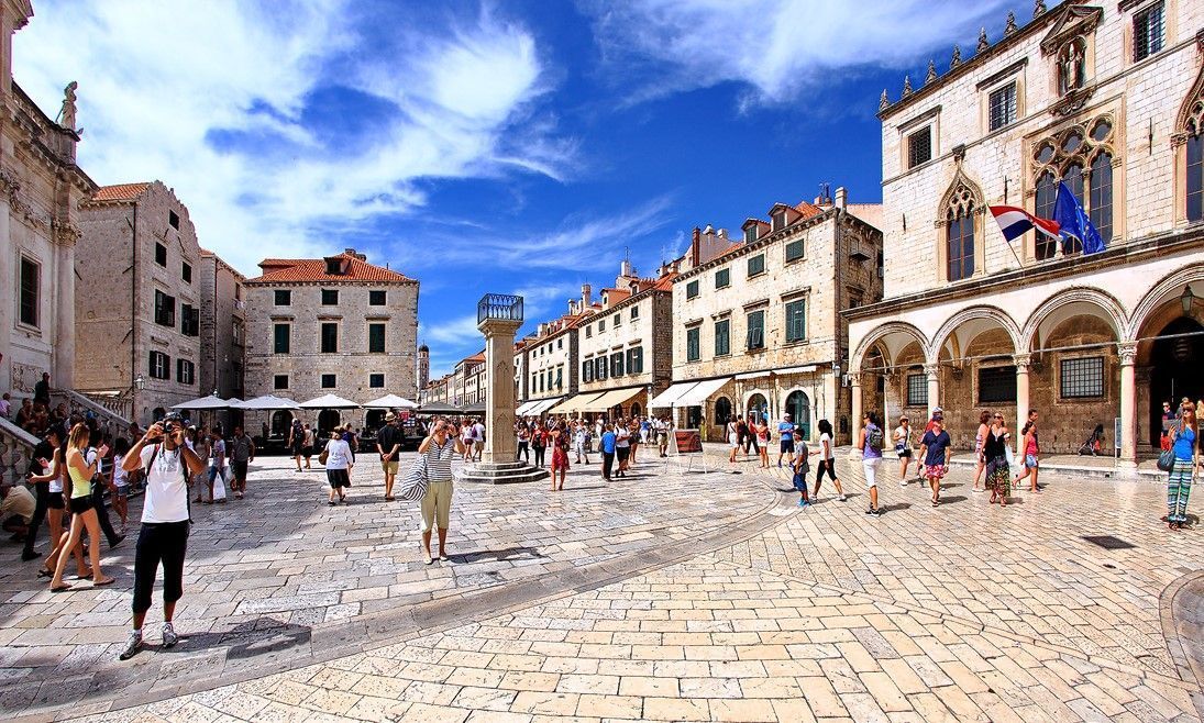 Ugostiteljski objekt na Stradunu ostao bez stolova na sedam dana