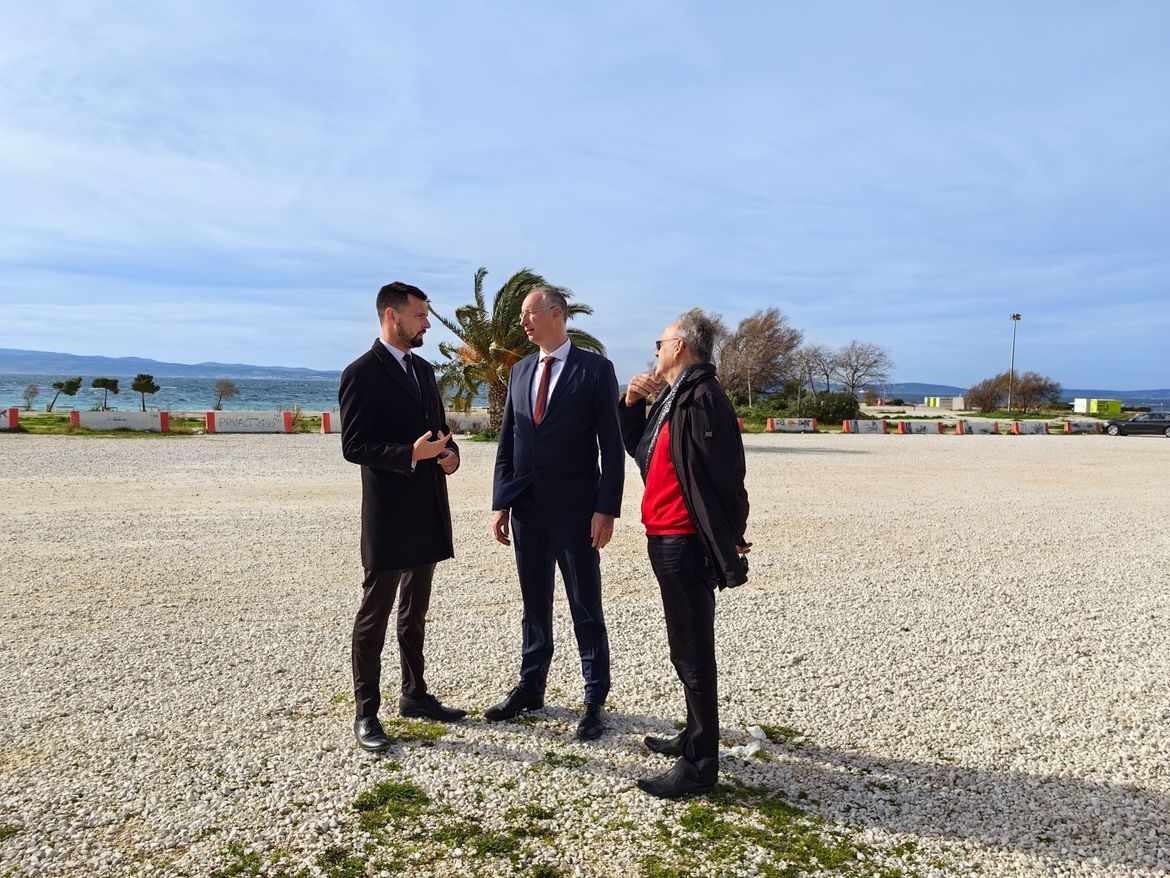 Poznata plaža opustošena -Nema kafića, ležaljki ni WC-a